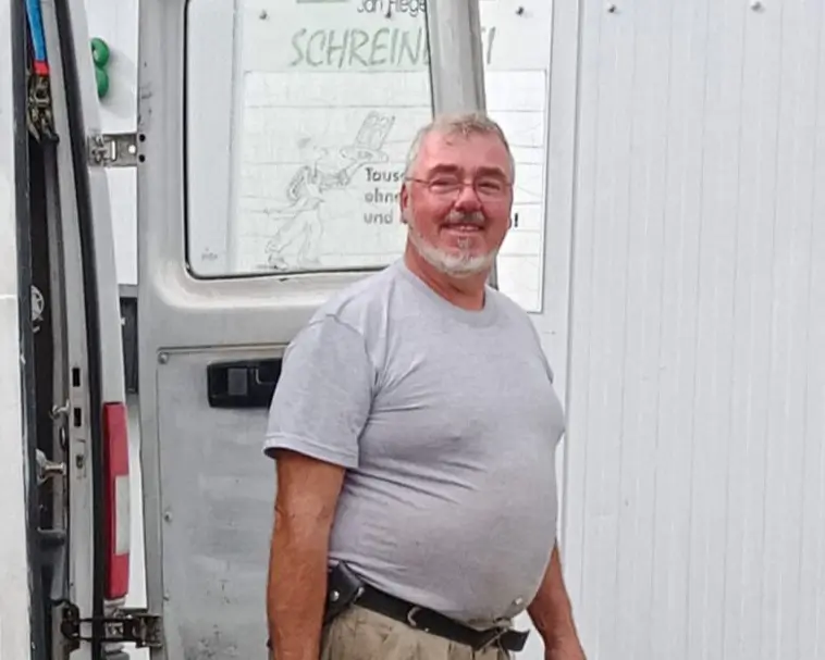 Porträt von Tischlermeister Jan Flieger vor seinem Werkstattfahrzeug – Bauschreinerei Saarland