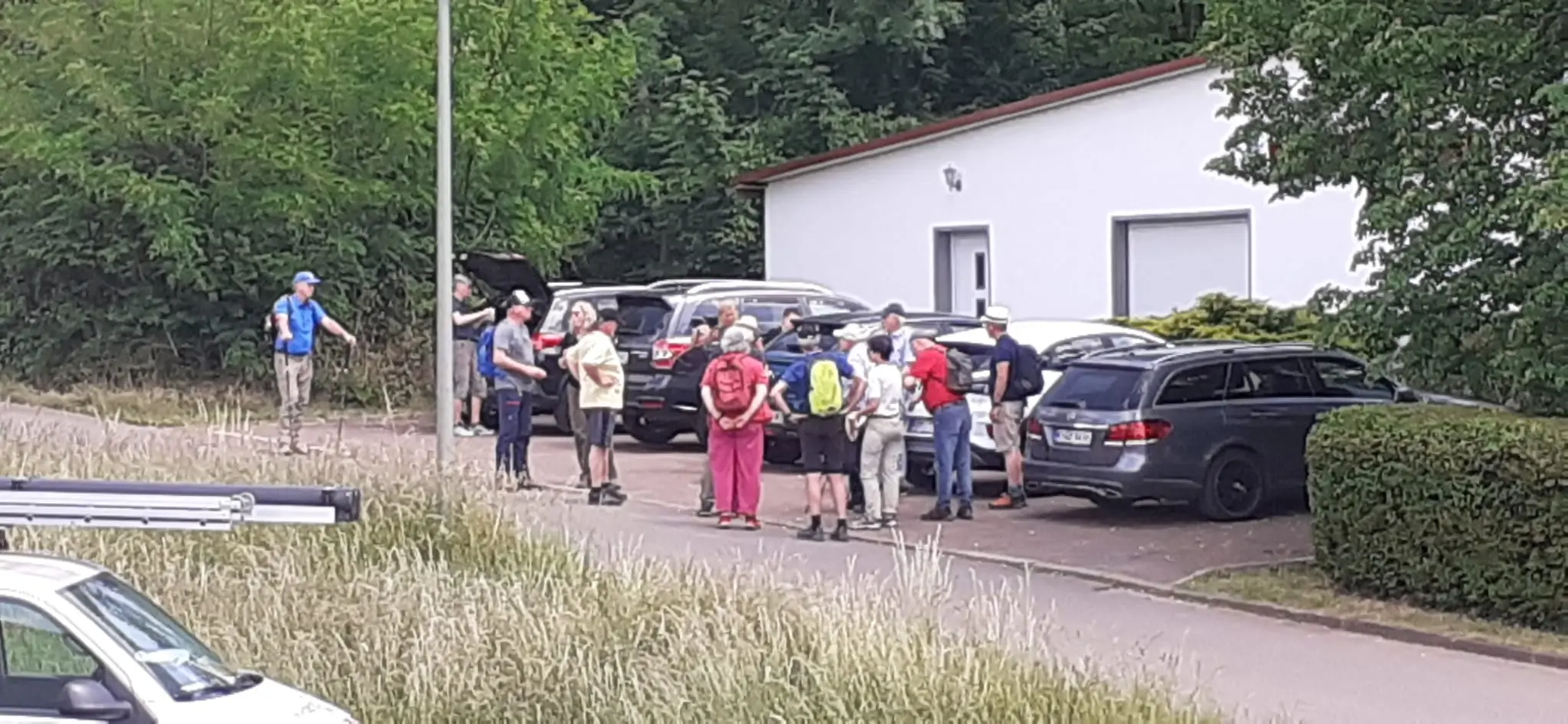 Wandergruppe versammelt sich vor Beginn einer Natur- und Landschaftsführung.