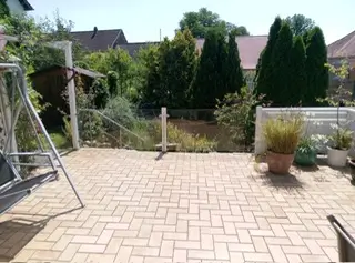 Große Terrasse mit Blick auf den gepflegten Naturgarten und Teichanlage.