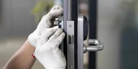 Einbau eines Türschlosses durch Fachbetrieb – Sicherheitstechnik