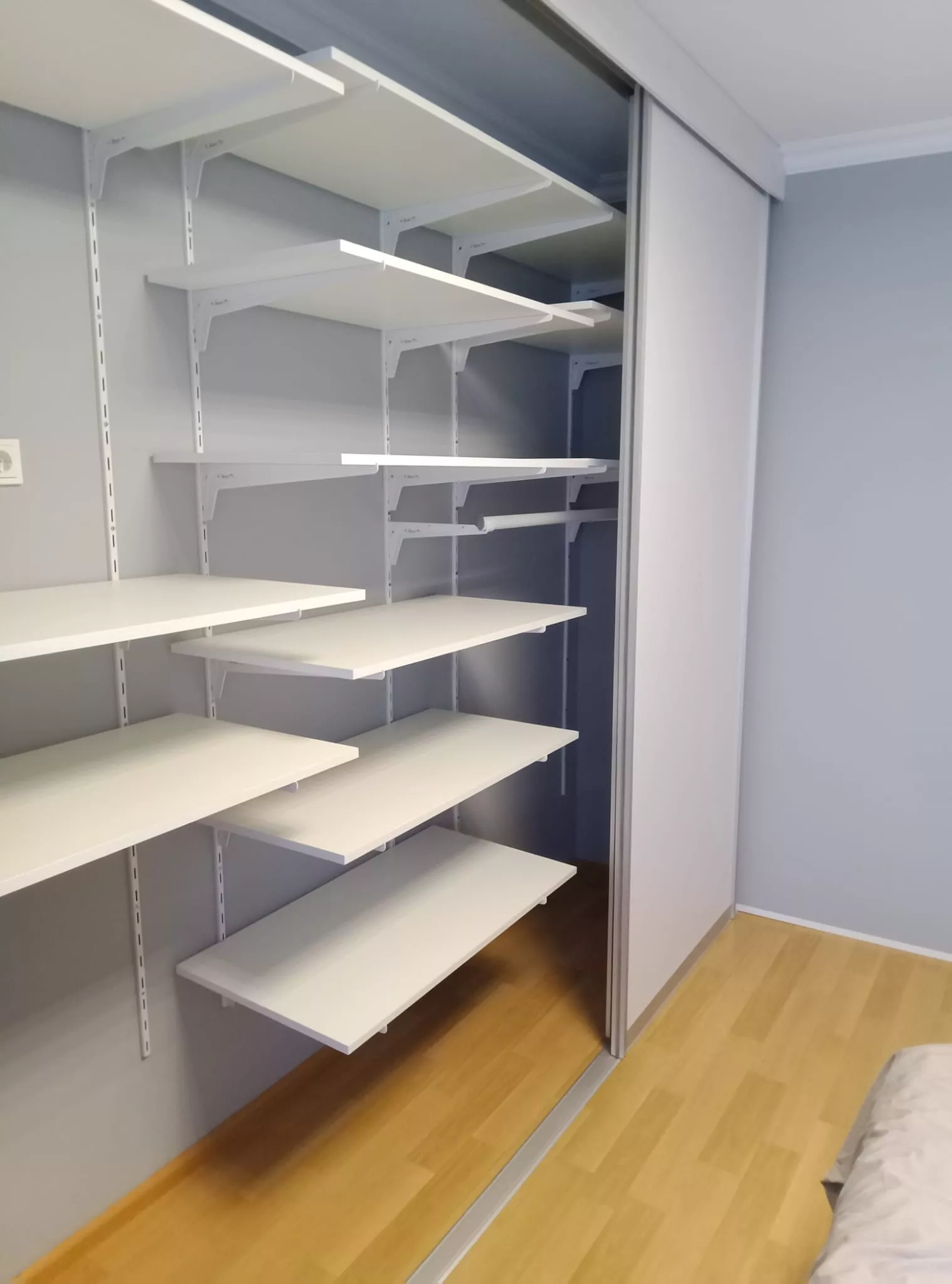 Offener Einbauschrank mit Regalsystem und Schiebetüren – maßgefertigte Lösung der Schreinerei Jan Flieger