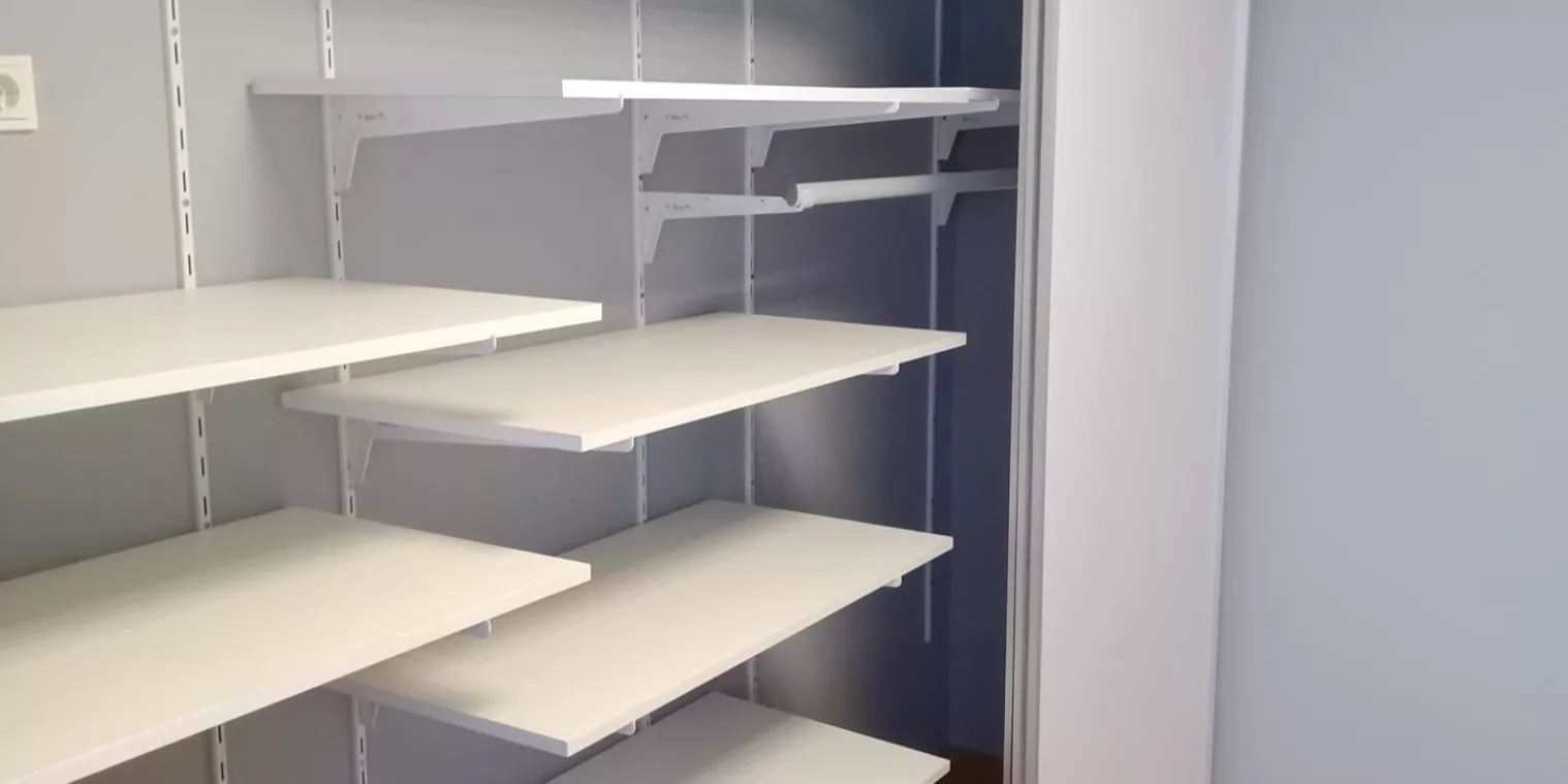 Innenansicht eines maßgefertigten Schranks mit verstellbaren Regalböden – präzise gefertigt