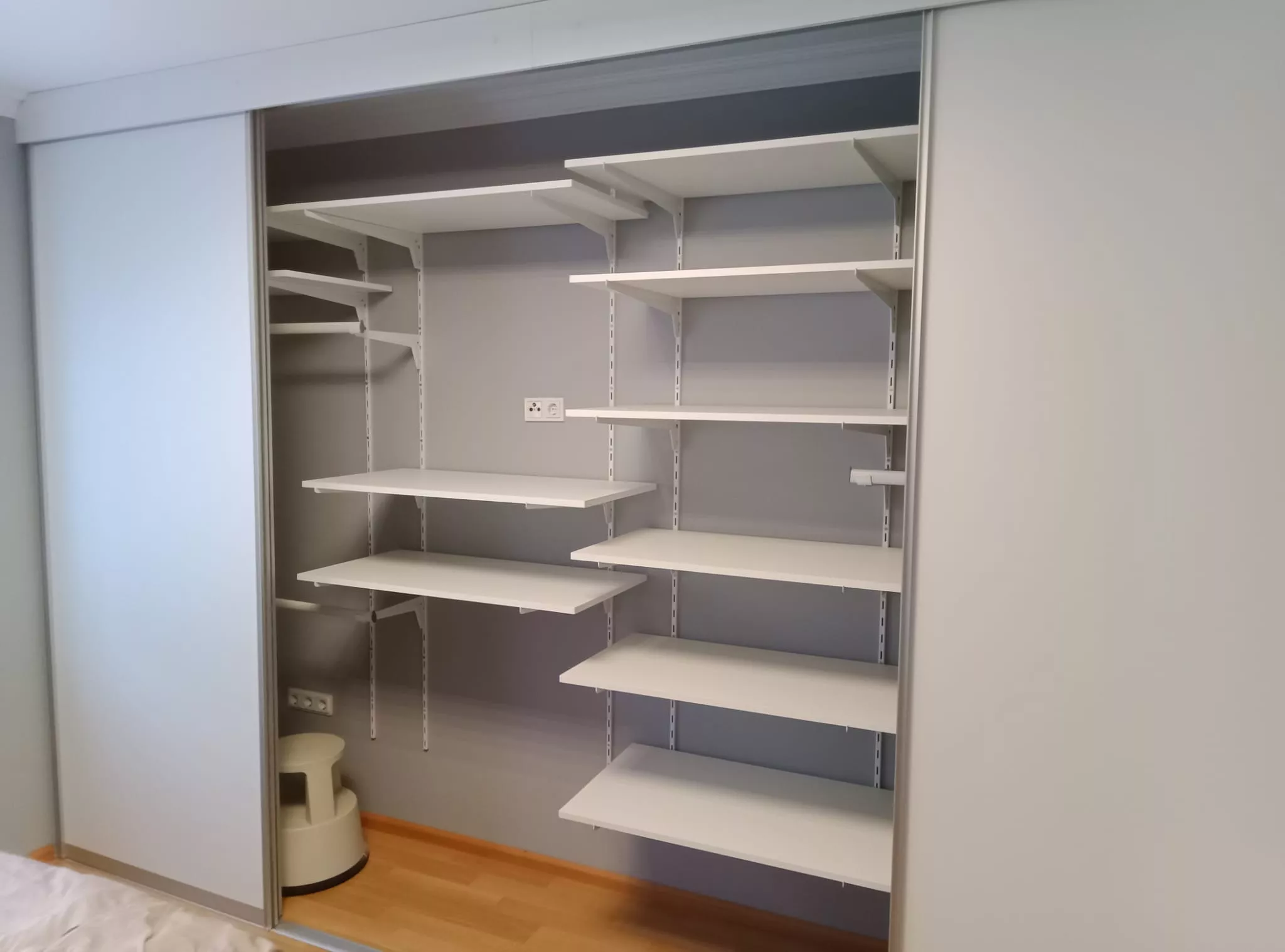 Offener Einbauschrank mit Regalsystem und Schiebetüren – maßgefertigte Lösung der Schreinerei Jan Flieger