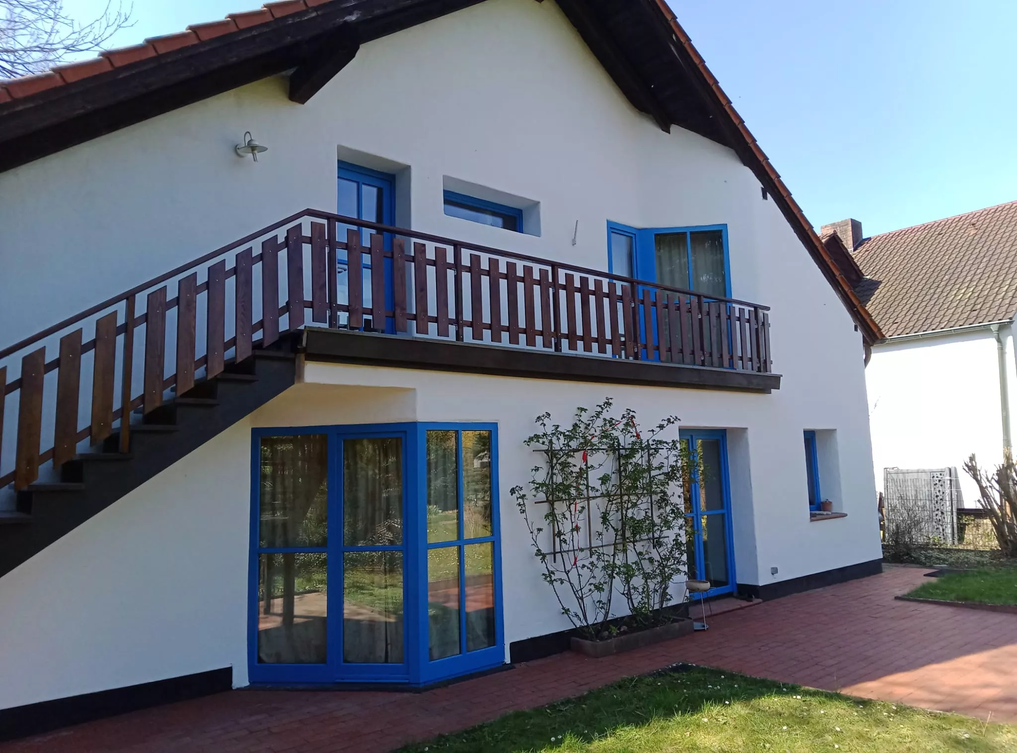 Holzbalkon mit neuer Außentreppe und Geländer – präzise Schreinerarbeit von Jan Flieger