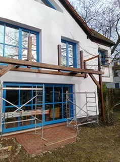 Neubau eines Holzbalkons mit Gerüst – Bauphase