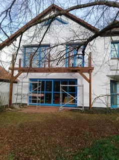 Modernisierung eines Holzbalkons mit Gerüst – handwerkliche Umsetzung durch Tischlermeister Jan Flieger