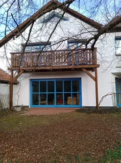 Holz-Balkon mit Geländer an modernem Wohnhaus – handgefertigt von der Schreinerei Jan Flieger